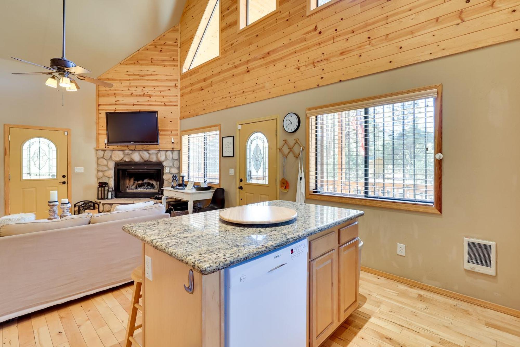 Dog-Friendly Nutrioso Cabin With Wraparound Porch! Екстер'єр фото